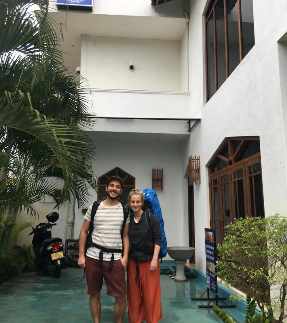 Like Mike Tourist Guest House & Restaurant Negombo